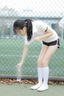 娇妻跪趴高撅肥臀出白浆